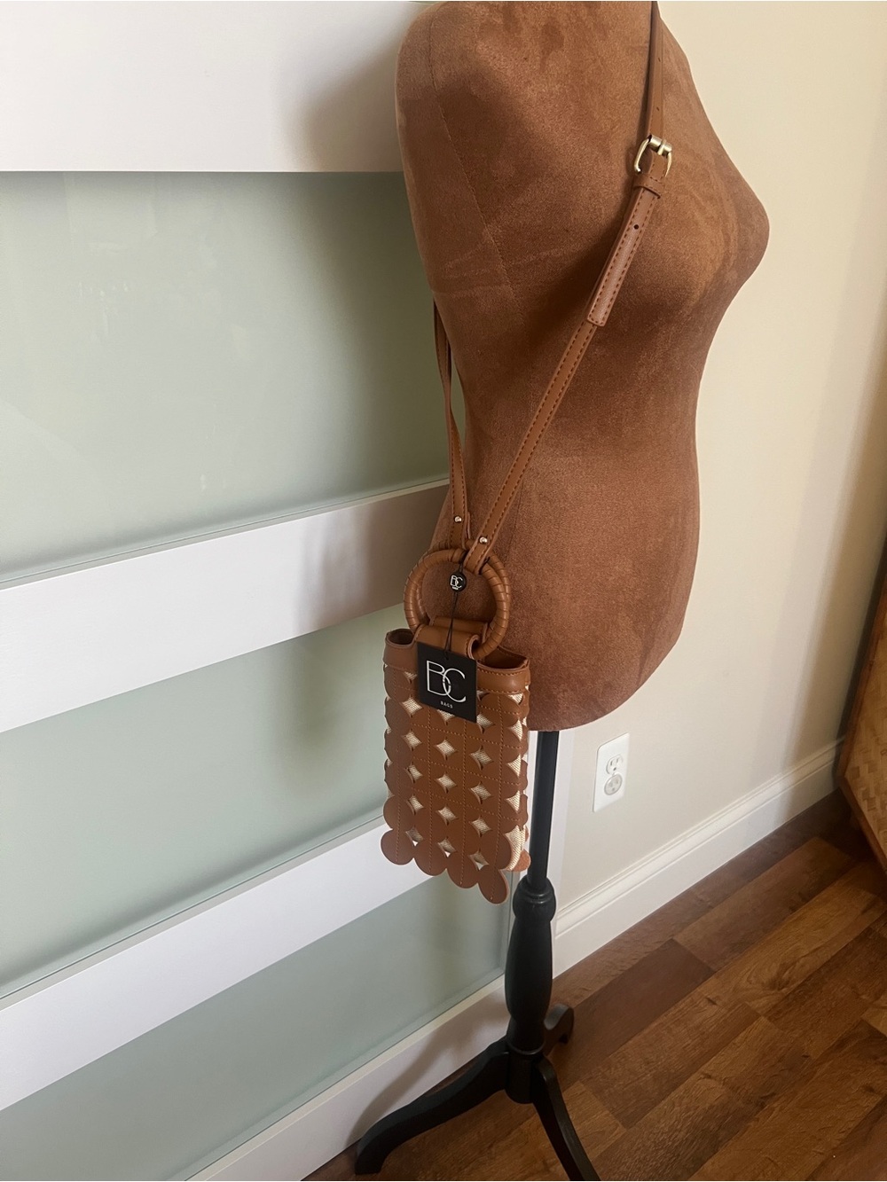 Everything Vintage BC Tan Scalloped Leather Crossbody with Ring Handle